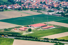 Vue aérienne de Ferme d'œufs de ferme de poulets à Erlenbach bei Kandel dans le département Rhénanie-Palatinat, Allemagne