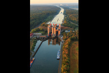 Vue oblique de Ascenseur à bateaux et écluses sur les rives du canal latéral de l'Elbe à Scharnebeck dans le département Basse-Saxe, Allemagne