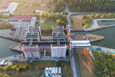Enregistrement par drone de Ascenseur à bateaux et écluses sur les rives du canal latéral de l'Elbe à Scharnebeck dans le département Basse-Saxe, Allemagne