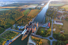Image drone de Ascenseur à bateaux et écluses sur les rives du canal latéral de l'Elbe à Scharnebeck dans le département Basse-Saxe, Allemagne