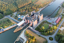 Ascenseur à bateaux et écluses sur les rives du canal latéral de l'Elbe à Scharnebeck dans le département Basse-Saxe, Allemagne du point de vue du drone