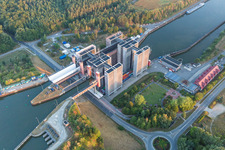 Ascenseur à bateaux et écluses sur les rives du canal latéral de l'Elbe à Scharnebeck dans le département Basse-Saxe, Allemagne d'un drone