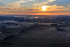Vue aérienne de Brouillard matinal sur la vallée de l'Elbe près de Boizenburg à Echem dans le département Basse-Saxe, Allemagne