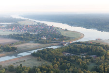 Vue aérienne de Artlenburg dans le département Basse-Saxe, Allemagne
