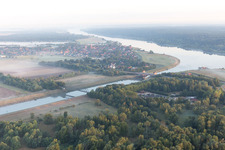 Vue aérienne de Artlenburg dans le département Basse-Saxe, Allemagne