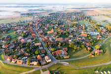 Vue aérienne de Les rives de l'Elbe à Artlenburg dans le département Basse-Saxe, Allemagne
