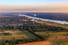 Vue aérienne de Vue de la ville sur l'Elbe depuis le sud-ouest à Tespe dans le département Basse-Saxe, Allemagne