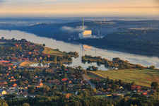 Vue aérienne de Vue de la ville sur l'Elbe depuis le sud-ouest en face de la centrale nucléaire de Krümmel à Tespe dans le département Basse-Saxe, Allemagne