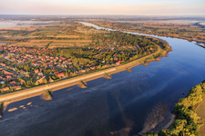 Vue aérienne de Vue de la ville sur l'Elbe derrière le barrage de l'Elbe depuis l'ouest à le quartier Stove in Drage dans le département Basse-Saxe, Allemagne