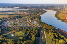 Vue aérienne de Camping Stover Strand des deux côtés du barrage de l'Elbe à le quartier Stove in Drage dans le département Basse-Saxe, Allemagne