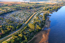 Vue aérienne de Port et camping Stover Strand des deux côtés du barrage de l'Elbe à le quartier Stove in Drage dans le département Basse-Saxe, Allemagne