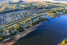 Vue aérienne de Port et camping Stover Strand des deux côtés du barrage de l'Elbe à le quartier Stove in Drage dans le département Basse-Saxe, Allemagne