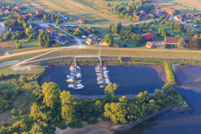 Vue aérienne de Port du Boat Club Drage eV à le quartier Stove in Drage dans le département Basse-Saxe, Allemagne
