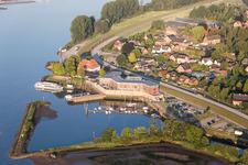 Vue aérienne de Ferry ancré et amarré dans le port du ferry Zollenspieker sur l'Elbe à Hamburg dans le département Hambourg, Allemagne