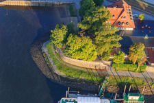 Vue aérienne de Maison de ferry à Zollenspieker dans le département Hambourg, Allemagne