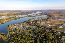 Vue aérienne de Caravanes et tentes - camping et camping au Camping Jacobsen sur la digue de l'Elbe dans le quartier d'Ochsenwerder à Hamburg dans le département Hambourg, Allemagne