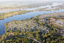 Vue aérienne de Caravanes et tentes - camping et camping au Camping Jacobsen sur la digue de l'Elbe dans le quartier d'Ochsenwerder à Hamburg dans le département Hambourg, Allemagne