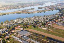Vue aérienne de Caravanes et tentes - camping et camping Camping Oortkaten au bord du lac Hohendeicher à le quartier Ochsenwerder in Hamburg dans le département Hambourg, Allemagne