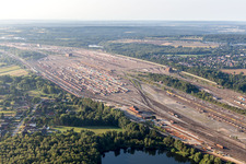 Vue aérienne de Sections de rails et de voies sur les voies d'évitement et de manœuvre de la gare de triage et de la gare de marchandises Maschen de la Deutsche Bahn à le quartier Maschen in Seevetal dans le département Basse-Saxe, Allemagne