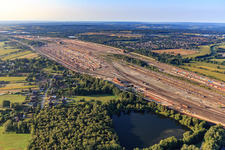 Vue aérienne de Sections de rails et de voies sur les voies d'évitement et de manœuvre de la gare de triage et de la gare de marchandises Maschen de la Deutsche Bahn à le quartier Maschen in Seevetal dans le département Basse-Saxe, Allemagne