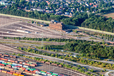 Sections de rails et de voies sur les voies d'évitement et de manœuvre de la gare de triage et de la gare de marchandises Maschen de la Deutsche Bahn à le quartier Maschen in Seevetal dans le département Basse-Saxe, Allemagne d'en haut