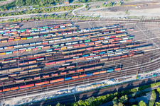 Sections de rails et de voies sur les voies d'évitement et de manœuvre de la gare de triage et de la gare de marchandises Maschen de la Deutsche Bahn à le quartier Maschen in Seevetal dans le département Basse-Saxe, Allemagne vue d'en haut