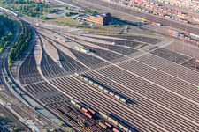 Sections de rails et de voies sur les voies d'évitement et de manœuvre de la gare de triage et de la gare de marchandises Maschen de la Deutsche Bahn à le quartier Maschen in Seevetal dans le département Basse-Saxe, Allemagne depuis l'avion