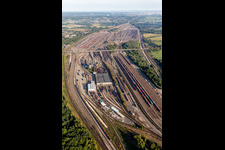 Vue aérienne de Sections de rails et de voies sur les voies d'évitement et de manœuvre de la gare de triage et de la gare de marchandises Maschen de la Deutsche Bahn à le quartier Maschen in Seevetal dans le département Basse-Saxe, Allemagne
