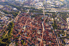 Vue aérienne de Vieille ville vue de l'ouest avec Am Sande à Lüneburg dans le département Basse-Saxe, Allemagne