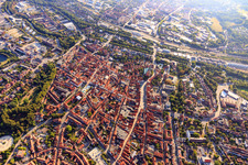 Vue aérienne de Vieille ville vue de l'ouest avec Am Sande à Lüneburg dans le département Basse-Saxe, Allemagne