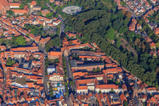Vue aérienne de Hôtel de ville. Tribunal régional et tribunal de district à droite, parc Liebesgrund et parc Scunthorpe avec parking à l'hôtel de ville Lüneburg à Lüneburg dans le département Basse-Saxe, Allemagne