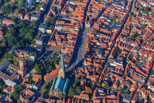 Vue aérienne de Église Saint-Jean de Sande et château d'eau historique à Lüneburg dans le département Basse-Saxe, Allemagne
