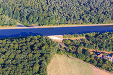 Vue aérienne de Tunnel de l'Erbstorfer Landstraße sous le canal latéral de l'Elbe à Scharnebeck dans le département Basse-Saxe, Allemagne