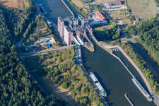 Ascenseur à bateaux et écluses sur les rives du canal latéral de l'Elbe à Scharnebeck dans le département Basse-Saxe, Allemagne d'en haut