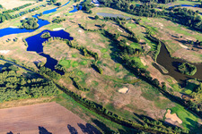Terrain du terrain de golf Golfanlage Schloss Lüdersburg à Lüdersburg dans le département Basse-Saxe, Allemagne d'en haut