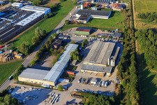 Vue aérienne de Zone industrielle sur l'avant-pays de l'Elbe avec bwb Betonwerk Lauenburg GmbH & Co. KG à Lauenburg dans le département Schleswig-Holstein, Allemagne