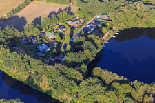 Vue aérienne de Vue sur le lac Lanzer See à Dalldorf dans le département Schleswig-Holstein, Allemagne