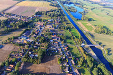 Vue aérienne de Village sur le canal Elbe-Lübeck vu du sud à Dalldorf dans le département Schleswig-Holstein, Allemagne