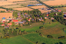 Vue aérienne de Vue du village depuis l'ouest à le quartier Dorf in Büchen dans le département Schleswig-Holstein, Allemagne
