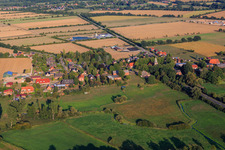 Vue aérienne de Vue du village depuis l'ouest à le quartier Dorf in Büchen dans le département Schleswig-Holstein, Allemagne