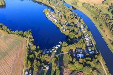 Vue aérienne de Diebsradenweg sur le canal Elbe-Lübeck avec camping Freizeitwelt Güster à Güster dans le département Schleswig-Holstein, Allemagne