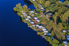 Photographie aérienne de Diebsradenweg sur le canal Elbe-Lübeck avec camping Freizeitwelt Güster à Güster dans le département Schleswig-Holstein, Allemagne