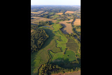 Photographie aérienne de Le ruisseau Schaale serpente entre les prairies à le quartier Bretzin in Bengerstorf dans le département Mecklembourg-Poméranie occidentale, Allemagne