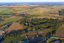 Vue aérienne de Vue du village depuis l'ouest à le quartier Preten in Amt Neuhaus dans le département Basse-Saxe, Allemagne