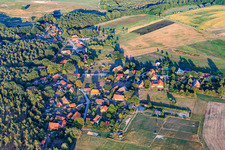 Vue aérienne de Vue du village depuis l'ouest à le quartier Dellien in Amt Neuhaus dans le département Basse-Saxe, Allemagne