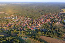 Vue aérienne de Vue de la ville depuis le nord-ouest à le quartier Neuhaus in Amt Neuhaus dans le département Basse-Saxe, Allemagne