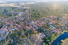 Vue aérienne de Les rives de la rivière Krainke à le quartier Neuhaus in Amt Neuhaus dans le département Basse-Saxe, Allemagne