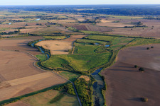 Vue aérienne de Cours de la rivière Krainke et du fossé Haar-Banratzer à le quartier Stapel in Amt Neuhaus dans le département Basse-Saxe, Allemagne