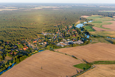 Vue aérienne de Quartier Zeetze in Amt Neuhaus dans le département Basse-Saxe, Allemagne