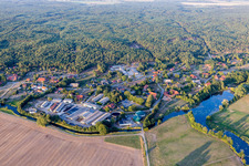 Vue aérienne de Les rives de la rivière Krainke à le quartier Zeetze in Amt Neuhaus dans le département Basse-Saxe, Allemagne